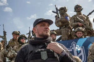 Командир РДК Денис Капустін з бійцями корпусу на тлі неба
