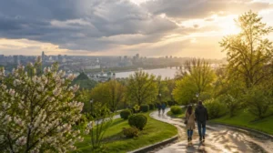 Прогулянка парком Києва під час комфортного потепління без спеки