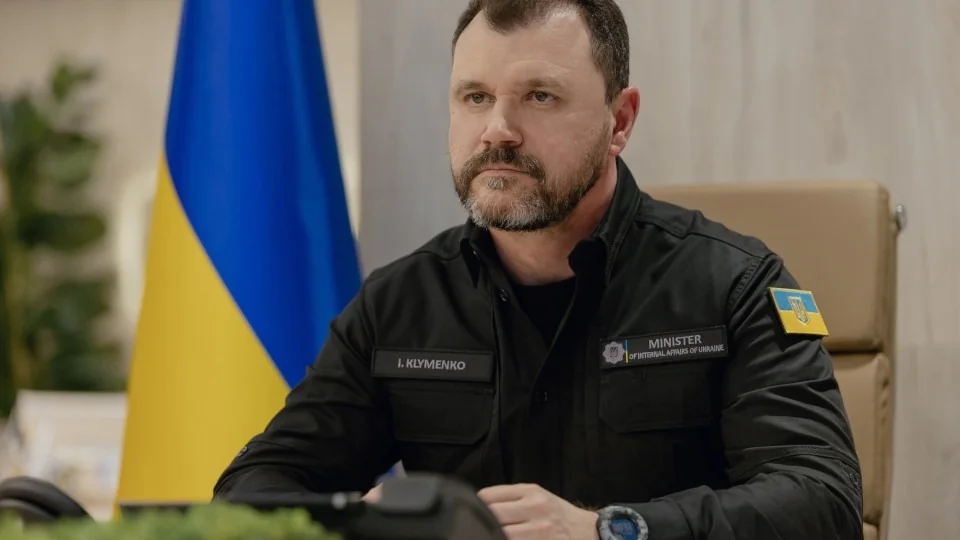 Игорь Клименко в форме МВД на фоне флага Украины как кандидат на Минобороны