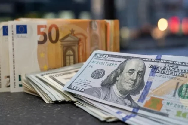 Доллар и евро выросли: пачки банкнот 100 долларов и 50 евро