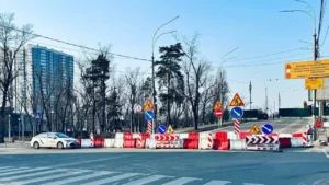 Перекриття вулиці в Києві барєрами та знаками після атаки, обїзд транспорту