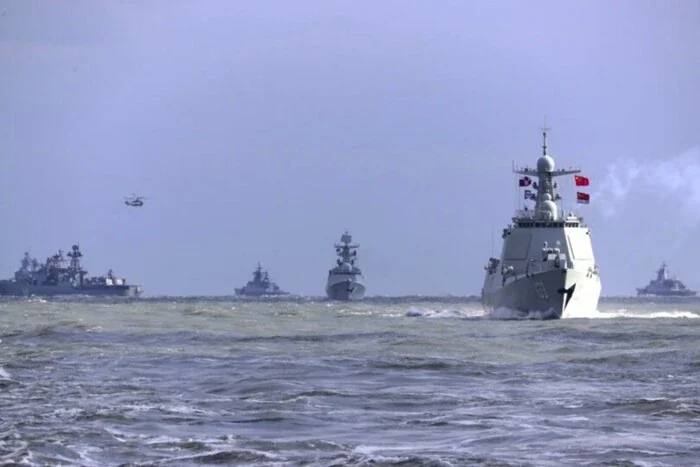 Китайські військові кораблі під час спільних навчань з Росією в Жовтому морі