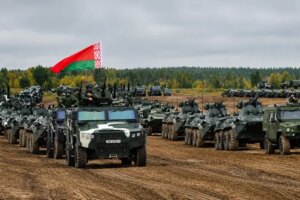 Колона бронетехніки Збройних сил Білорусі з державним прапором