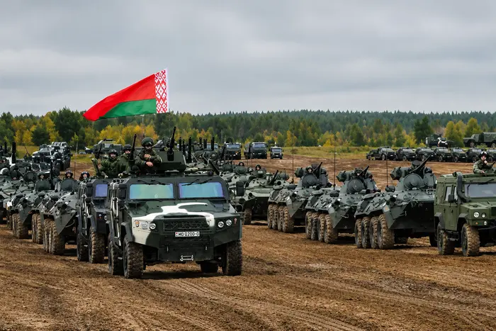 Колона бронетехніки Збройних сил Білорусі з державним прапором