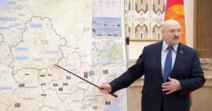 Лукашенко вказує на карту під час заяви про партію війни