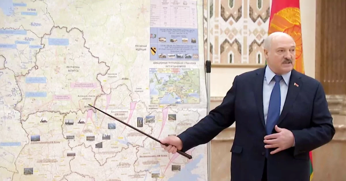Лукашенко вказує на карту під час заяви про партію війни