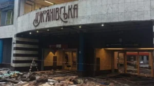 Пошкоджений вхід на станцію Лукянівська після обстрілів у Києві