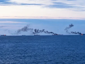 Уражені судна РФ з димом після ударів СБС на морі
