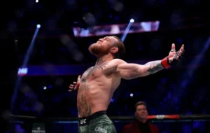 Конор Макгрегор з розпростертими руками в октагоні UFC