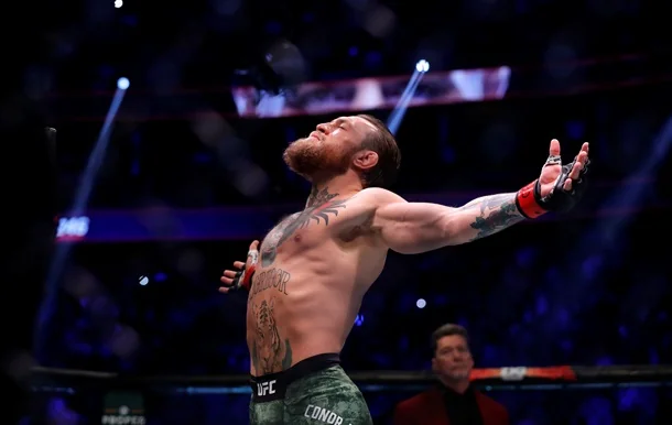 Конор Макгрегор з розпростертими руками в октагоні UFC