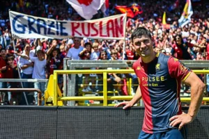Маліновський посміхається перед фанатами Трабзонспора з банером Grazie Ruslan