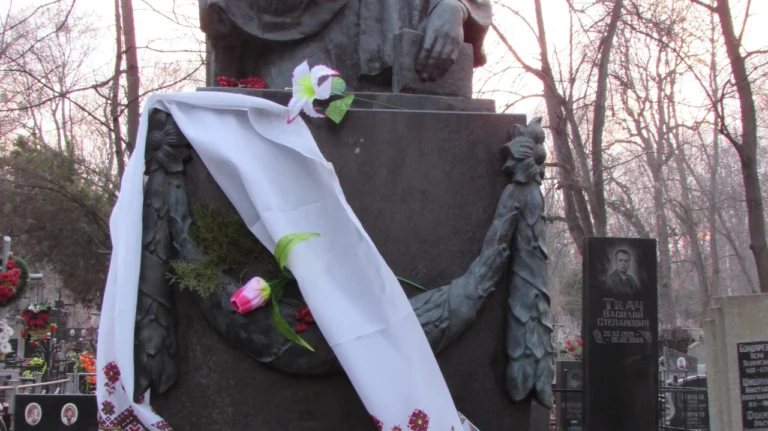 Могила Лесі Українки на Байковому кладовищі в Києві