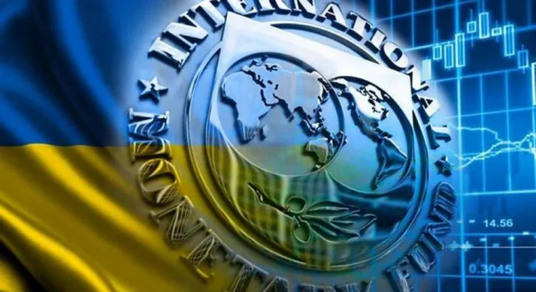 Логотип МВФ на фоне флага Украины с графиками роста ВВП
