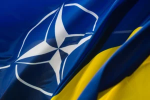 Флаг НАТО с жёлто-голубым цветом Украины как символ помощи Альянса