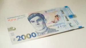 Банкнота 2000 гривен Национального банка Украины с портретом и дизайном