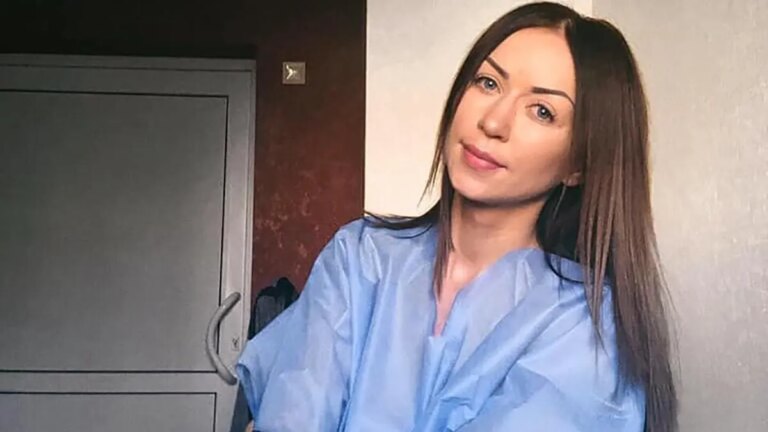 Наталия Валевская в голубой больничной сорочке во время эмоционального кризиса