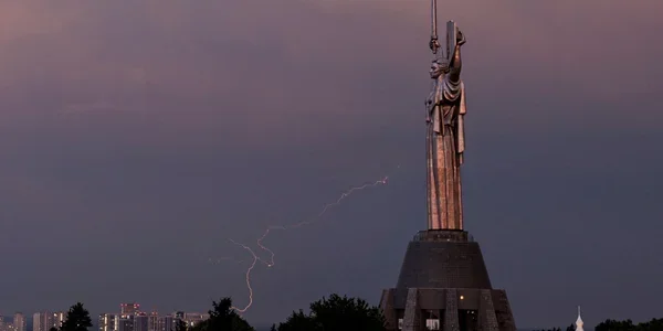 Негода накриває Київ: жовтий рівень небезпеки