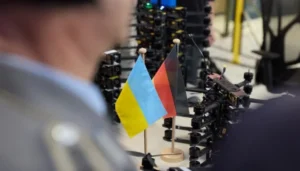Прапори України та Німеччини на тлі FPV-дронів Shrike