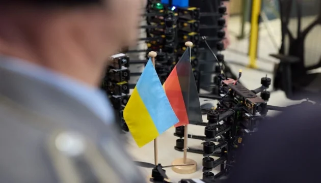 Прапори України та Німеччини на тлі FPV-дронів Shrike