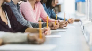 Абітурієнти складають НМТ з української мови та історії України