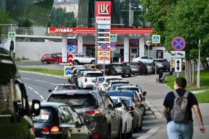 Черги автомобілів на АЗС Лукойл у Новоросійську через брак бензину
