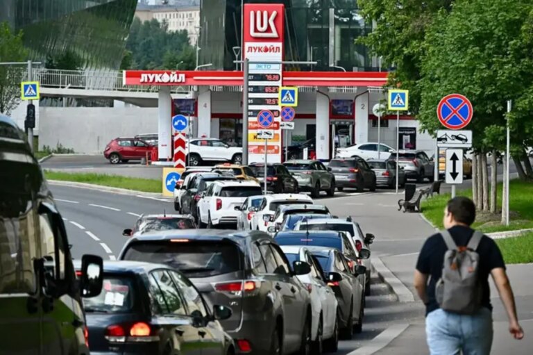 Новоросійськ без бензину: черги та поліція на АЗС