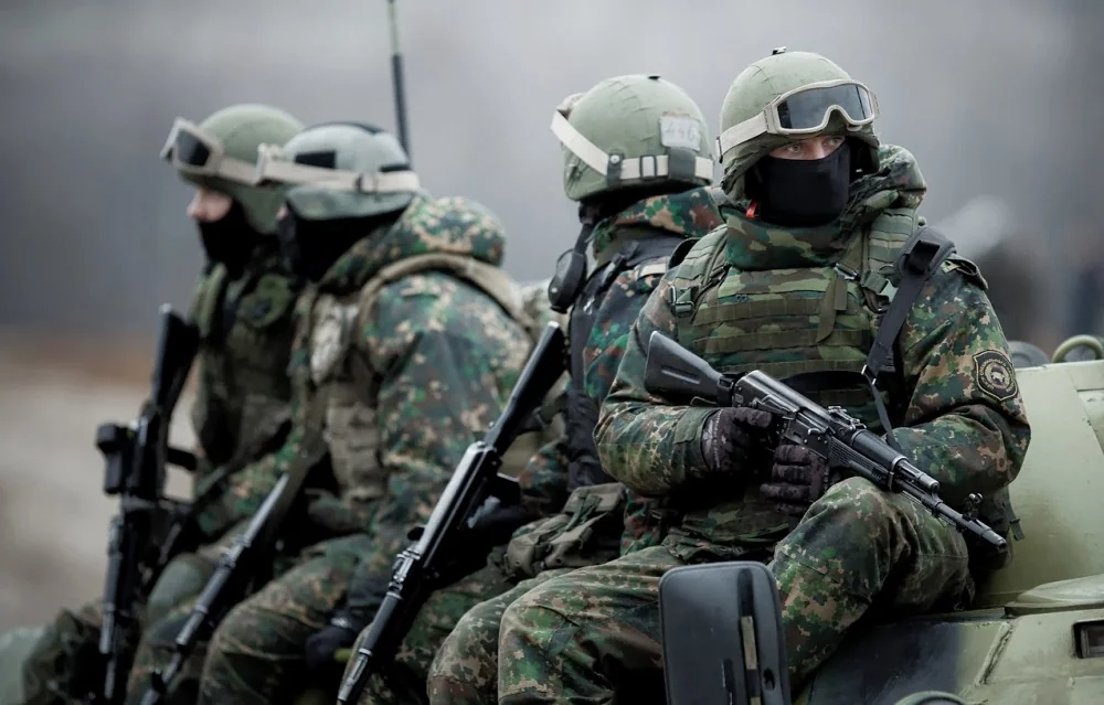 Окупанти на бронетехніці з автоматами під час диверсій біля Оріхова