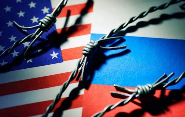 Прапори США та РФ з колючим дротом як символ санкцій проти Росії