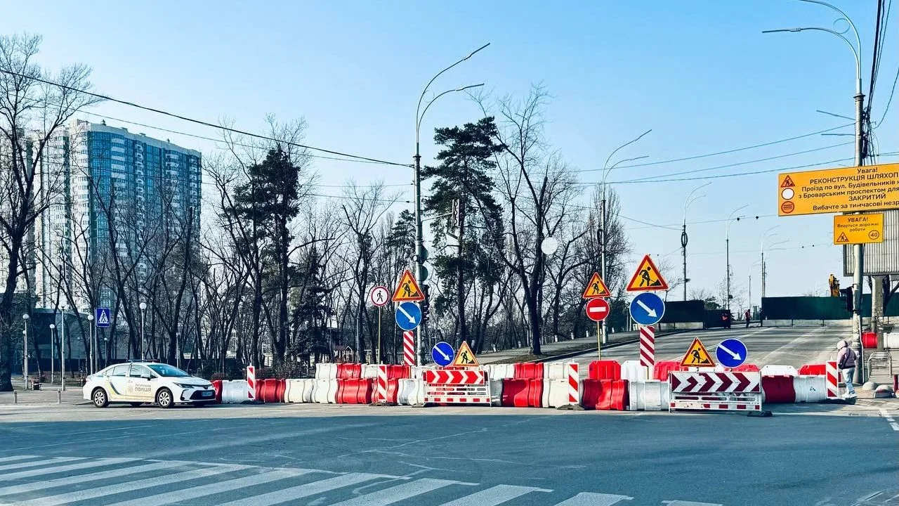Дорожні барєри та знаки на вулиці Києва після атаки РФ