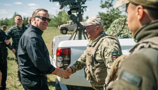 Борис Пісторіус вітається з українським військовим під час обговорення підтримки України