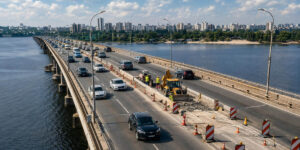 Ремонт асфальта на Южном мосту Киева с ограничением движения в одной полосе