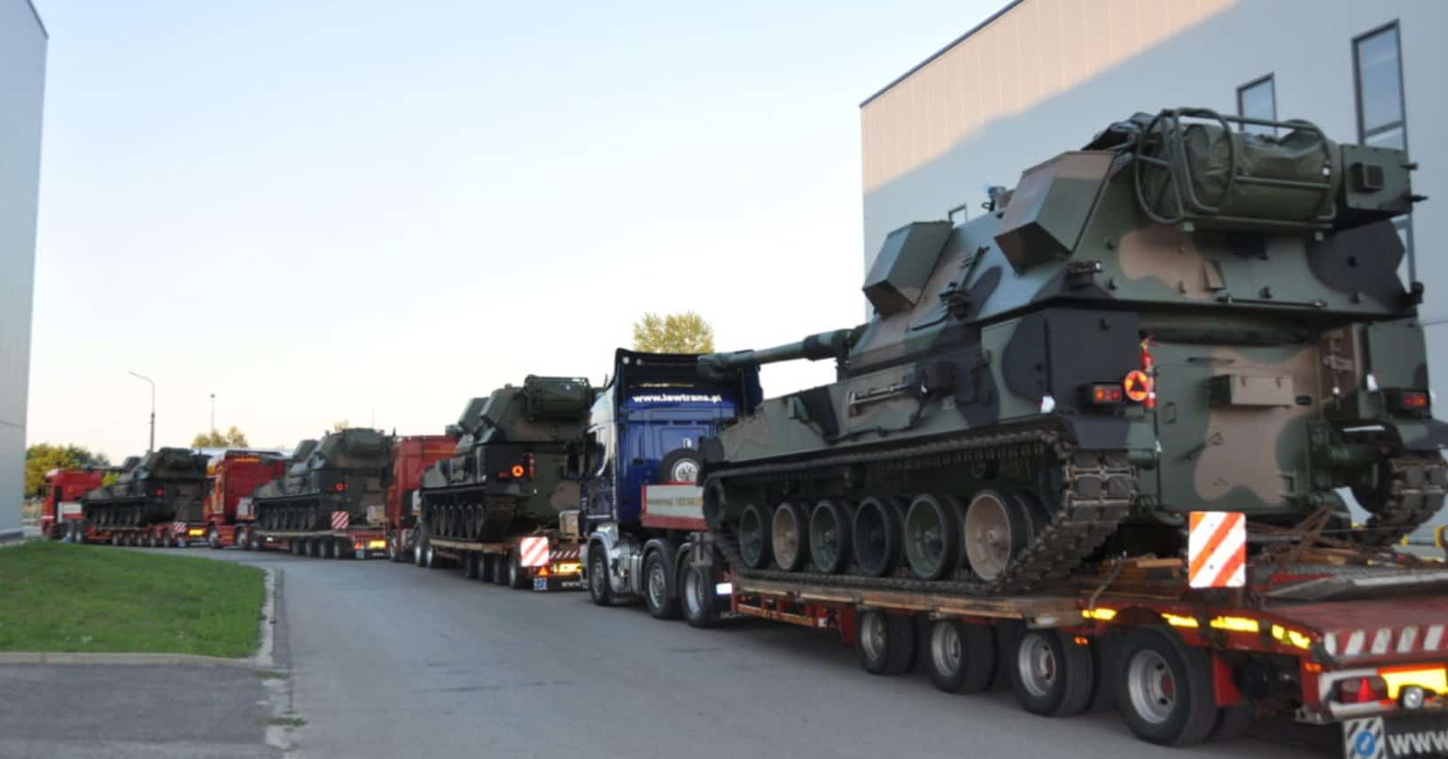 Польська військова техніка на трейлерах у межах допомоги Україні