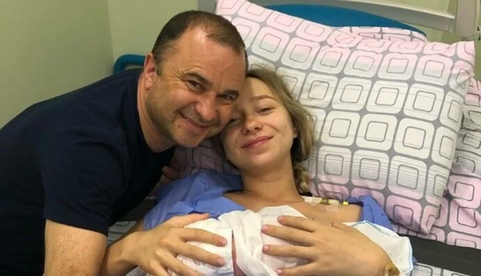 Віталій Лобач із дружиною Алевтиною тримають новонароджену дитину в лікарні