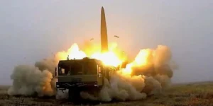 Баллистическая ракета Искандер-М стартует с пусковой установки во время атаки РФ