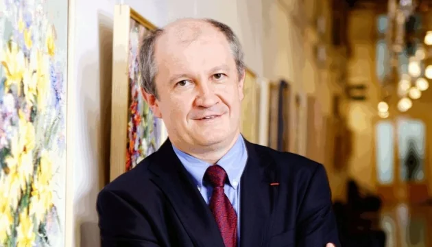 Александру Мунтяну премєр Молдови посміхається у темному костюмі з краваткою