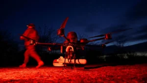 Боевой дрон с боеприпасами на фронте в кил-зоне