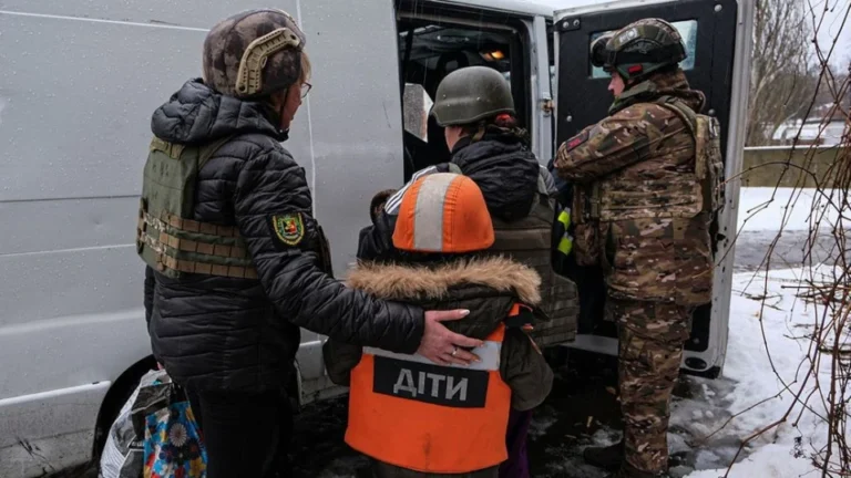 Принудительная эвакуация ребёнка в жилете ДЕТИ из зоны боевых действий в Украине