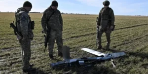 Українські військові біля збитого дрона під Костянтинівкою