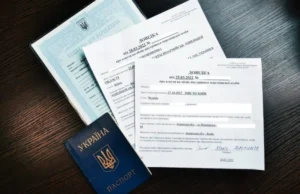 Паперові довідки ВПО та український паспорт на столі