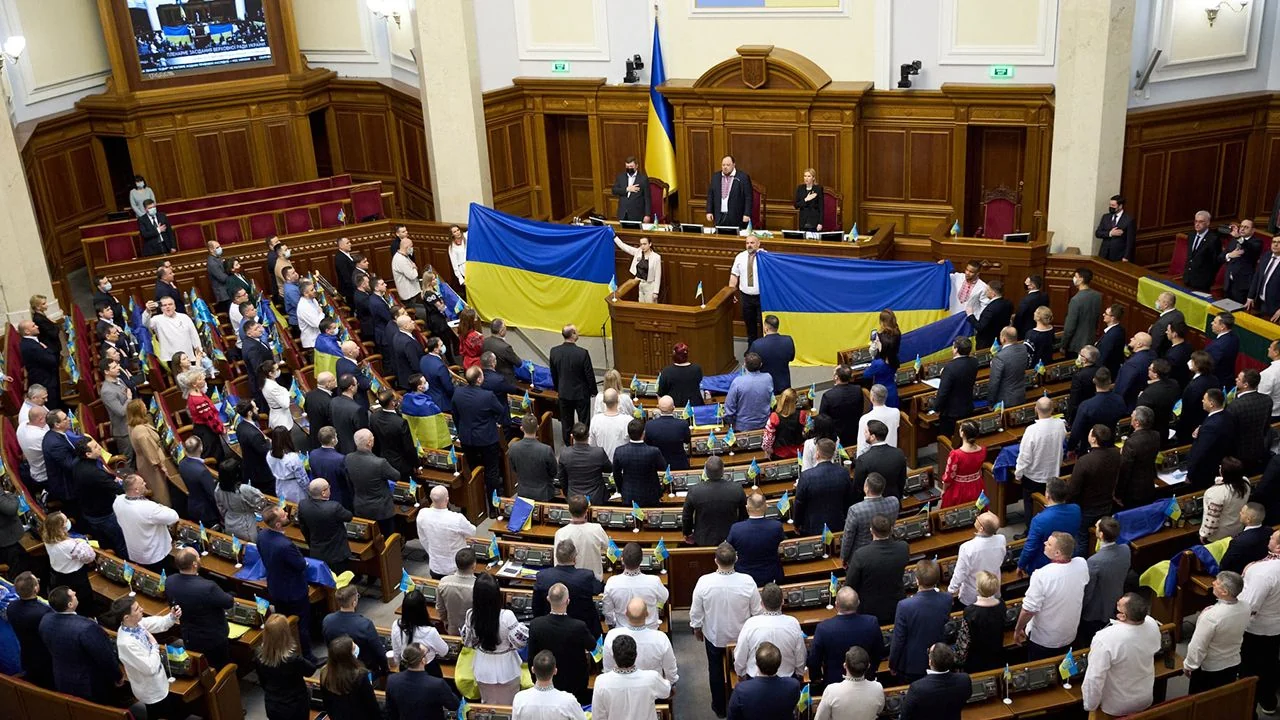 Депутати Верховної Ради святкують ухвалення закону про Український національний пантеон