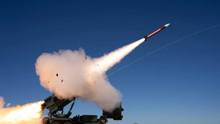 Ракета Patriot взлетает с пусковой установки зенитно-ракетного комплекса