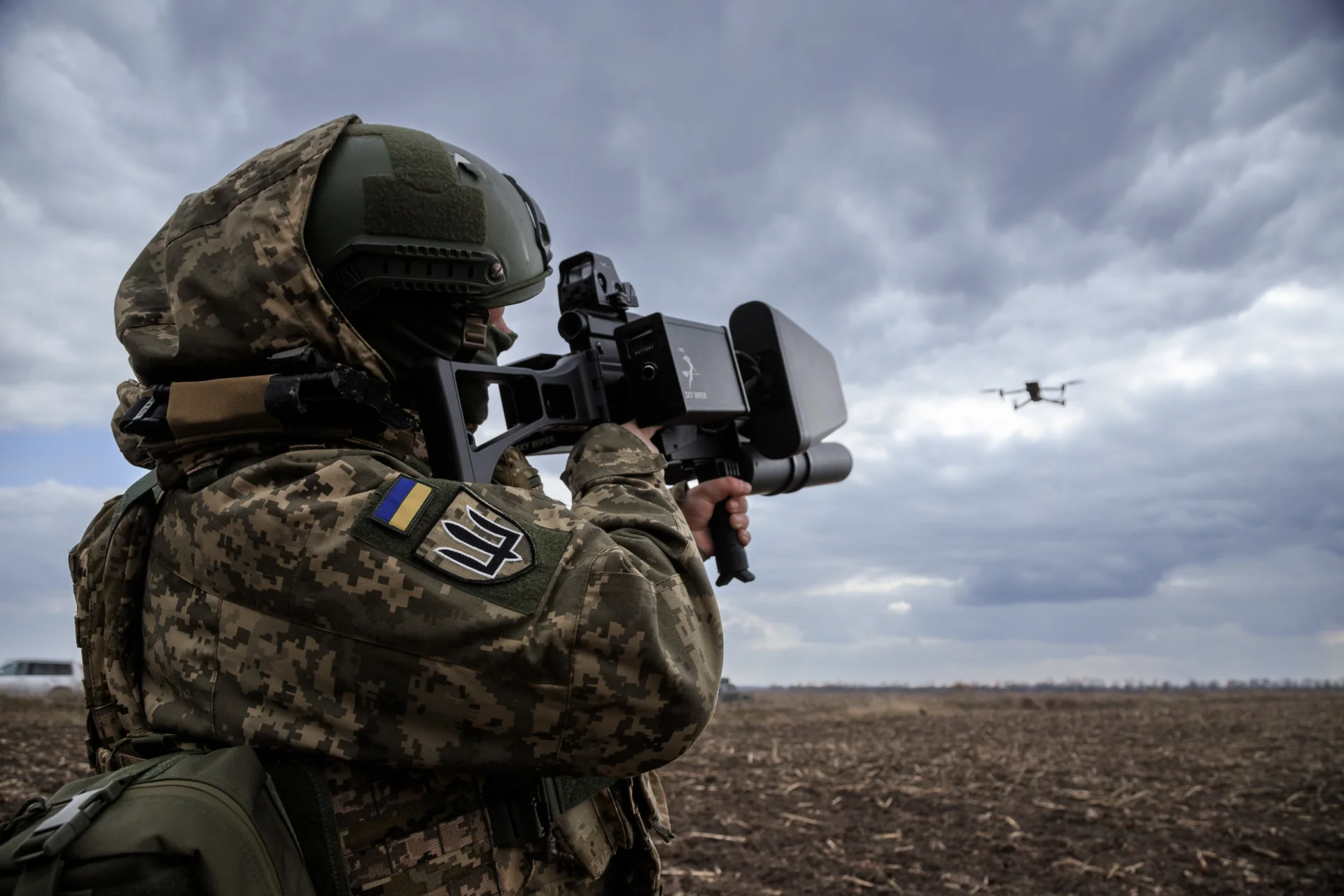 Військовий ЗСУ з РЕБ-комплексом націлюється на дрон Shahed