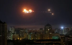 Балістичні ракети та вибухи в небі над Києвом під час нічної атаки