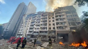 Зруйнований житловий будинок у Києві після удару російських ракет