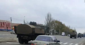 Російські військові вантажівки маскуються під цивільний транспорт у Маріуполі