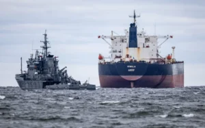 Российский корабль сопровождает танкер KWALA теневого флота в море
