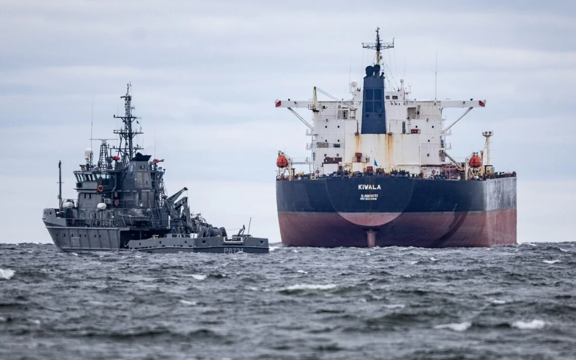 Российский корабль сопровождает танкер KWALA теневого флота в море