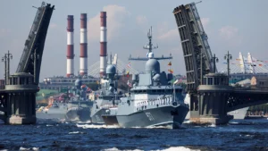 Російські кораблі ВМФ проходять під мостом під час параду в Санкт-Петербурзі