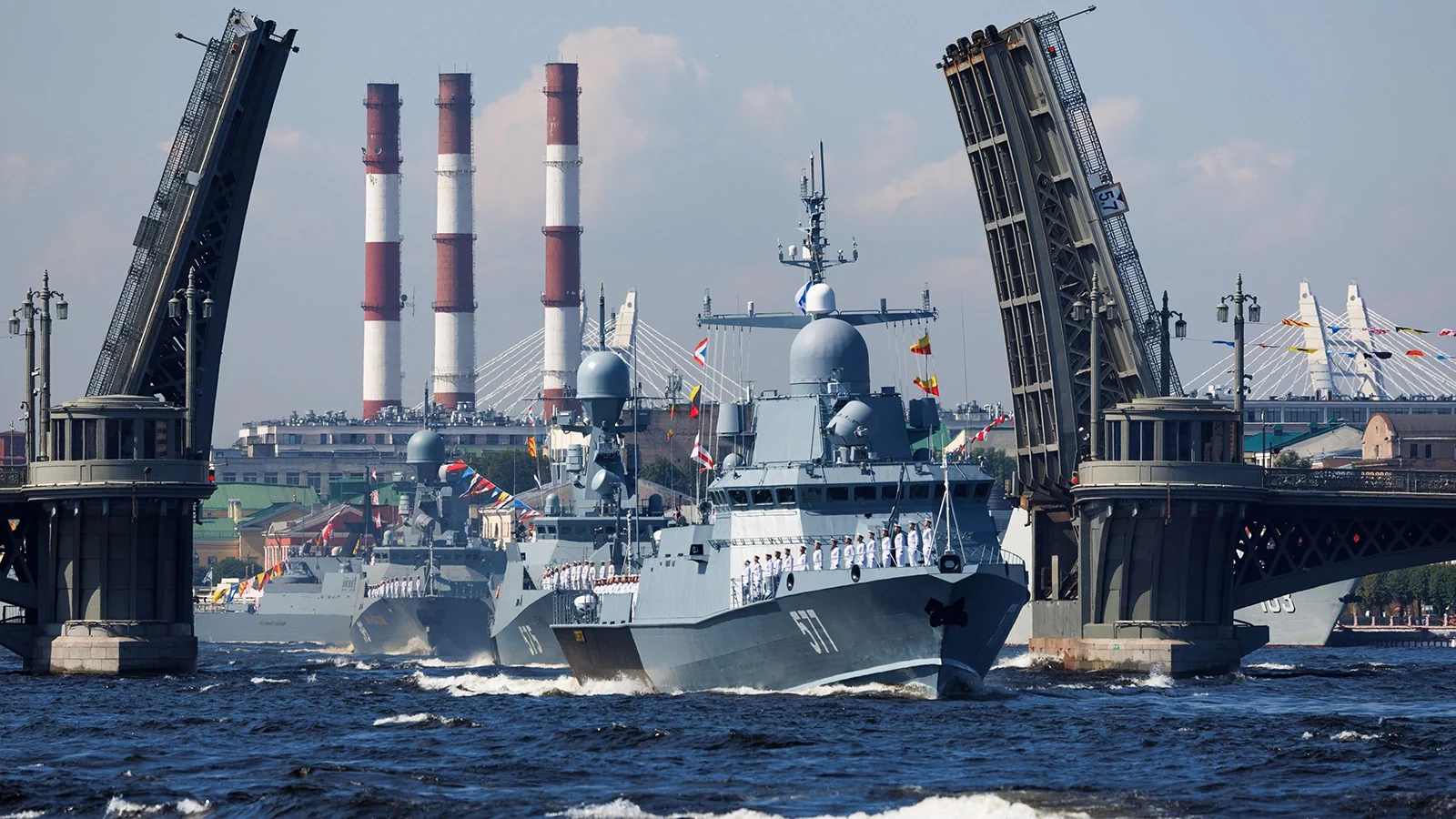 Російські кораблі ВМФ проходять під мостом під час параду в Санкт-Петербурзі