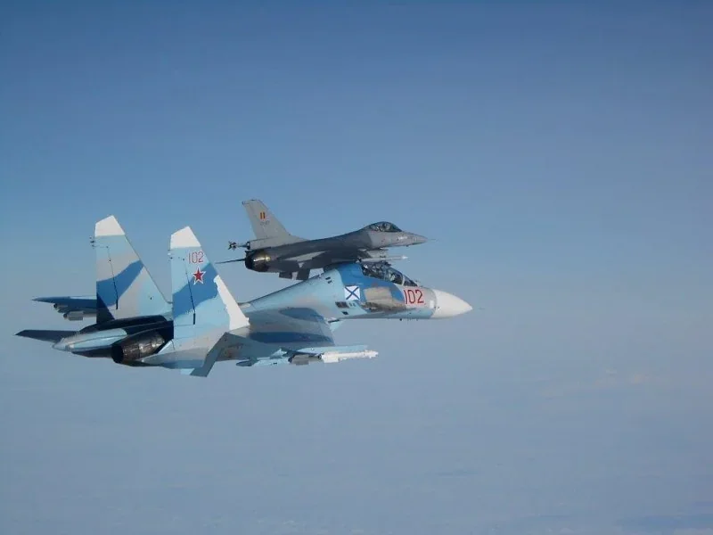 Російський Су-30СМ2 та польський винищувач над Балтикою під час перехоплення